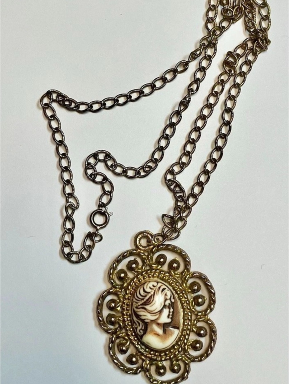 Cameo Pendant Necklace in Gold